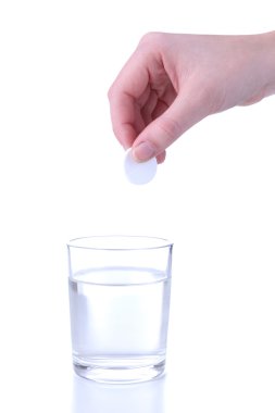 efervescent tablet üzerinde beyaz izole kabarcık ile su ile cam