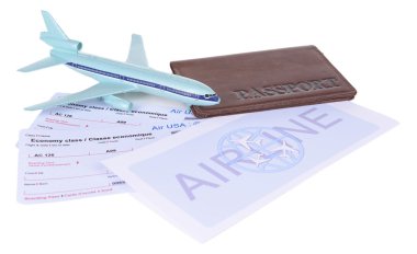 Beyaz izole pasaportu ile uçak bileti
