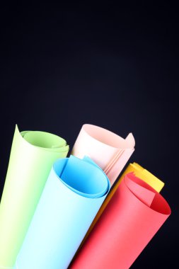 siyah arka plan üzerinde renkli sanat kağıt