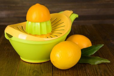 Tablo ahşap zemin üzerine limon ve narenciye sıkacağı