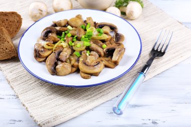 lezzetli kızarmış yağlı mantar plaka üzerinde tablo yakın çekim