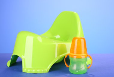 yeşil renkli arka plan üzerinde oturak