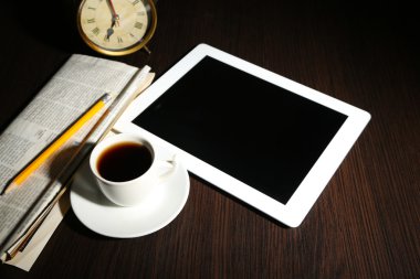 Tablet, gazete, fincan kahve ve çalar saat ahşap tablo