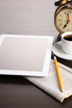 Tablet, gazete, fincan kahve ve çalar saat ahşap tablo