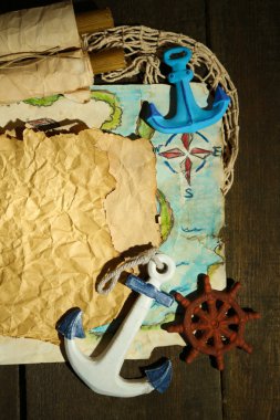 eski bir kağıt üzerinde ahşap arka plan izole deniz aksesuarları ile