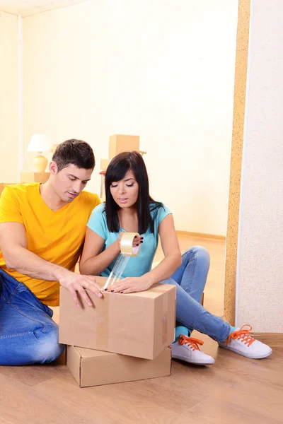 Young couple moves into new home — Stock Photo, Image