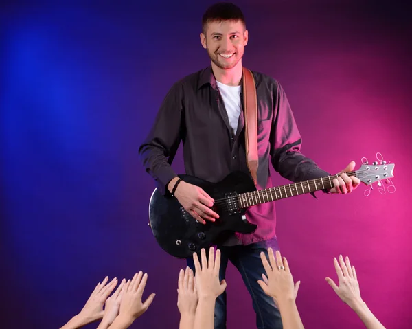 Guitarrista cantando en el escenario en un concierto de rock para sus admiradores — Foto de Stock