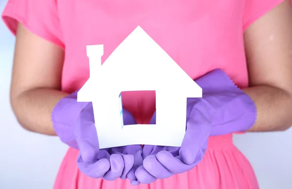 Housewife holding house model, close up — Stock Photo, Image