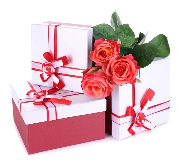 Hermosas cajas de regalo con flores aisladas en blanco — Foto de Stock