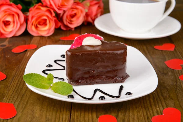 Sladký dort s čokoládou na štítku na tabulka detail — Stock fotografie