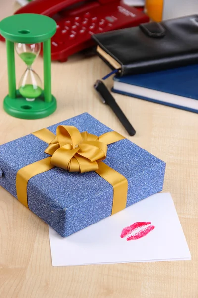 Gift with card for loved one on desktop close-up — Stock Photo, Image