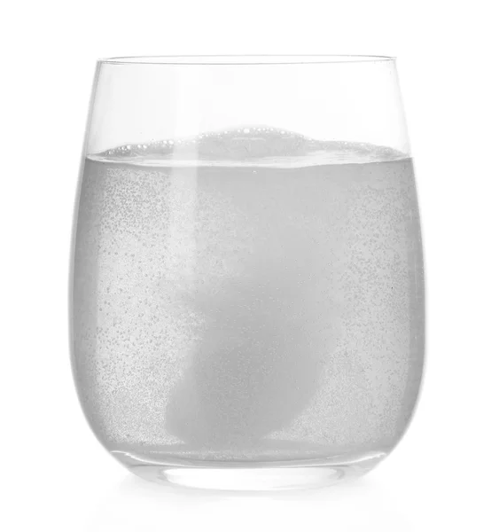 Glas mit efervescent Tablette in Wasser mit Blasen isoliert auf weiß — Stockfoto