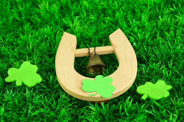 Horseshoe and clover on grass close-up — Stock Photo, Image