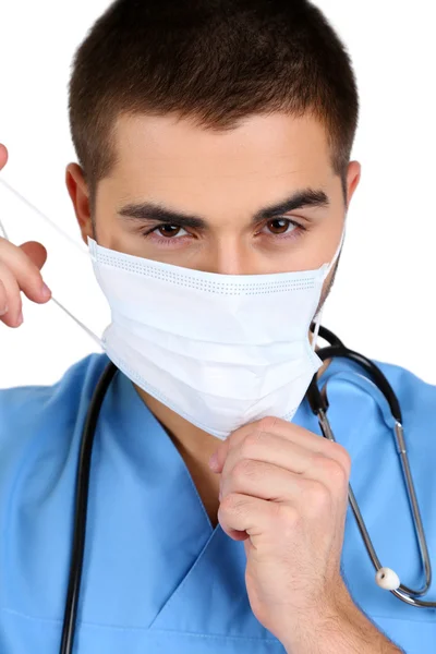 Junger männlicher Arzt in medizinischer Maske, isoliert auf weiß — Stockfoto