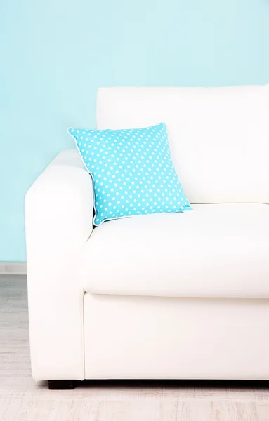 Odada mavi zemin üzerine beyaz kanepe yakın çekim — Stok fotoğraf