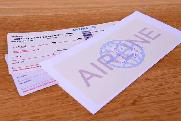 Bilhetes de avião em close-up de mesa — Fotografia de Stock