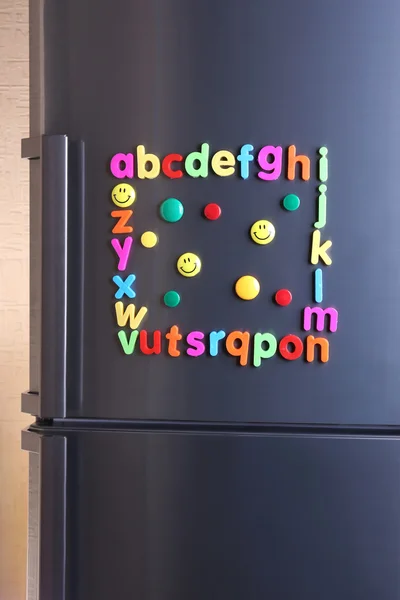 Kleurrijke magnetische letters op koelkast — Stockfoto