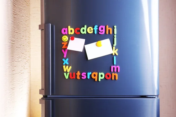 Letras magnéticas coloridas no refrigerador — Fotografia de Stock