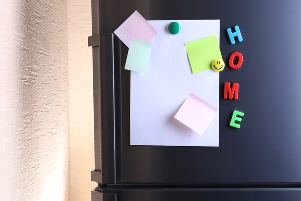 Empty paper sheets on fridge door — Stock Photo, Image