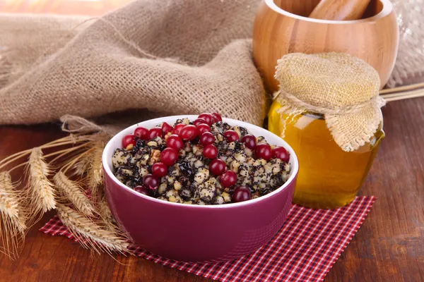 Cuenco con kutia - tradicional comida dulce de Navidad en Ucrania, Bielorrusia y Polonia, sobre fondo de madera — Foto de Stock