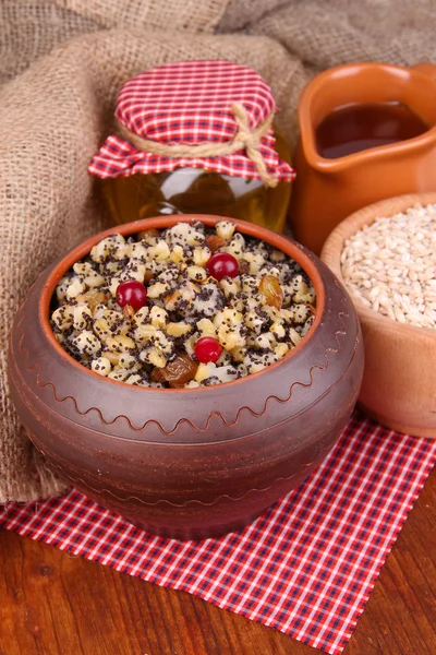 Pot with kutia - traditional Christmas sweet meal in Ukraine, Belarus and Poland, on wooden background — Stock Photo, Image