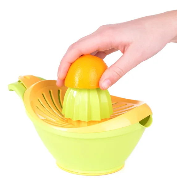 Préparation de jus de citron frais pressé avec presse-agrumes à main isolé sur blanc — Photo