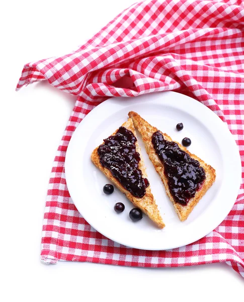 Délicieux pain grillé avec confiture sur plaque isolée sur blanc — Photo