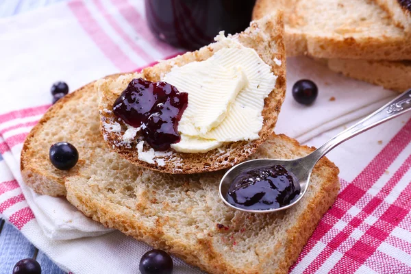 Výborný toast s marmeládou na tabulka detail — Stock fotografie