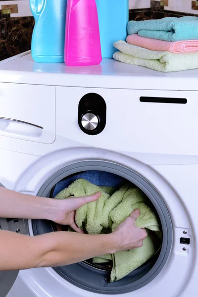 Çamaşır makinesi giysiler yakın çekim ile yüklü — Stok fotoğraf