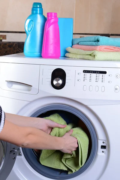 Waschmaschine beladen mit Kleidung in Nahaufnahme — Stockfoto