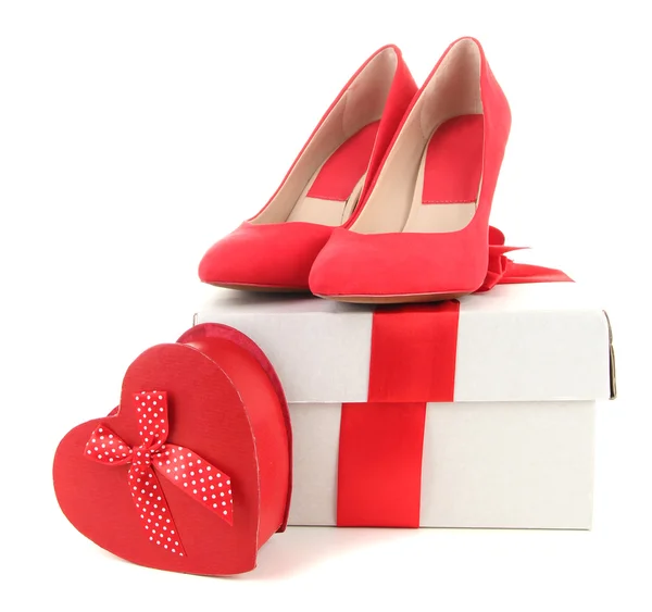 Hermosos zapatos femeninos rojos y caja de regalo, aislados en blanco — Foto de Stock