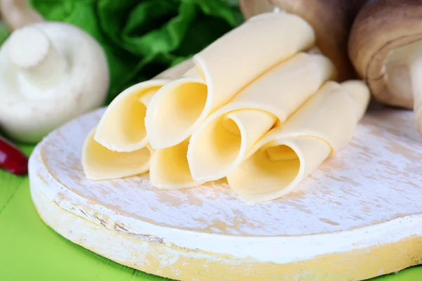 Cream cheese with vegetables and greens on wooden table close-up — Stock Photo, Image