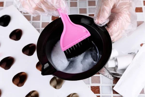 Hair stylist with hair samples of different colors, close-up — Stock Photo, Image