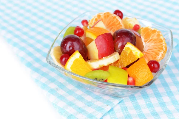 Frutas frescas dulces en tazón en primer plano de la mesa —  Fotos de Stock