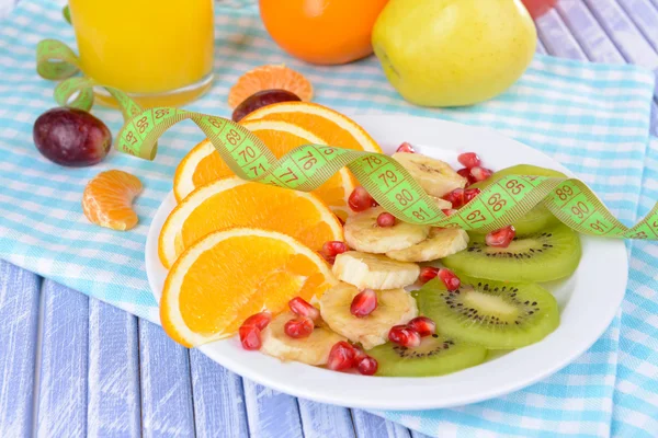 Frutas frescas dulces en el plato en primer plano de la mesa —  Fotos de Stock