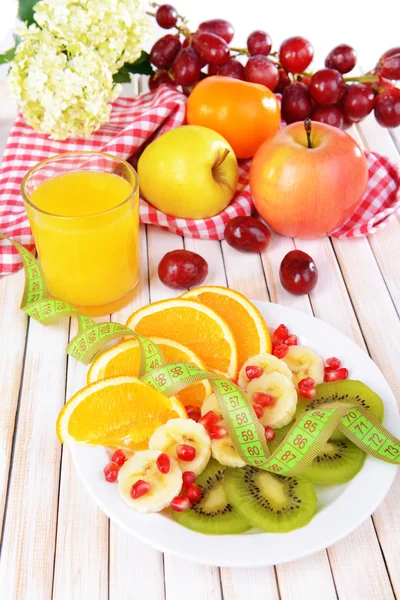 Frutas frescas dulces en el plato en primer plano de la mesa — Foto de Stock