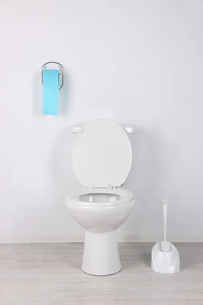 Witte toiletpot in badkamer — Stockfoto