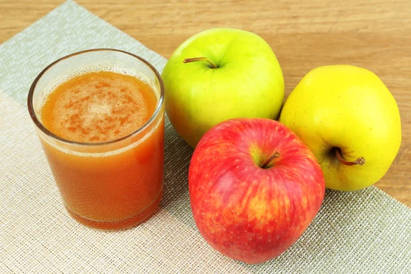 Friska färsk juice av äpplen på nära håll — Stockfoto