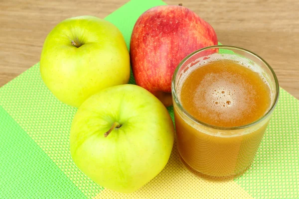 Gesunder frischer Saft aus Äpfeln hautnah — Stockfoto