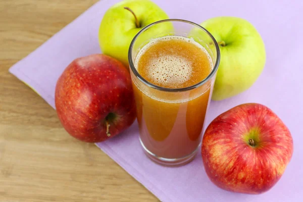 Gesunder frischer Saft aus Äpfeln hautnah — Stockfoto