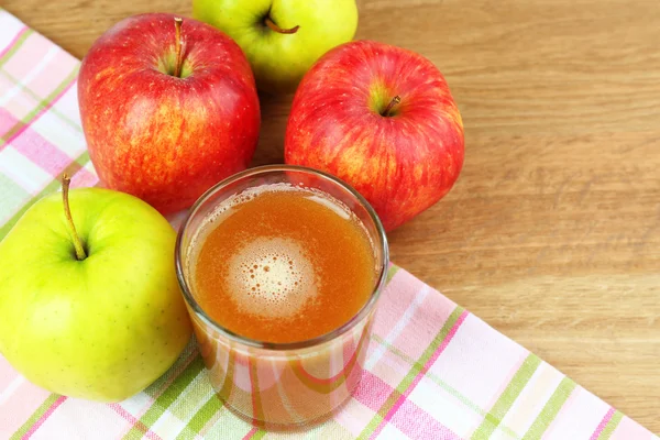 Friska färsk juice av äpplen på nära håll — Stockfoto