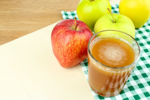 Friska färsk juice av äpplen på nära håll — Stockfoto
