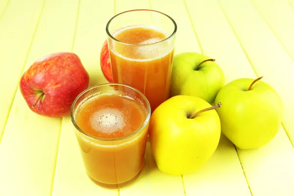 Zdrowy świeży sok z jabłek bliska — Zdjęcie stockowe