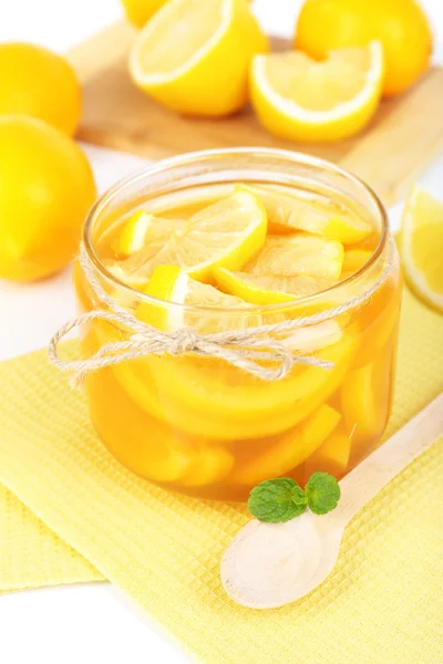 Engarrafamento de limão saboroso em close-up de mesa — Fotografia de Stock
