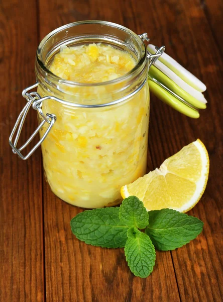 Leckere Zitronenmarmelade in Großaufnahme auf dem Tisch — Stockfoto