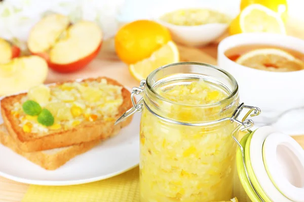 Läckra skålar med citron sylt på tallriken på bordet närbild — Stockfoto