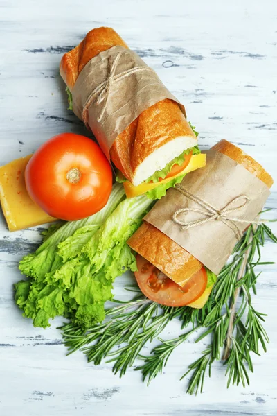 Sandwich fresco y sabroso sobre fondo de madera —  Fotos de Stock