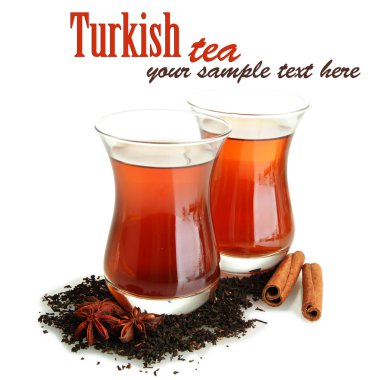 Türk çayı üzerinde beyaz izole, bardak