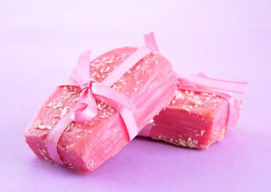 Mor zemin üzerine doğal el yapımı Sabun