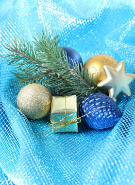 mavi bir bez üzerinde güzel bir Noel dekor